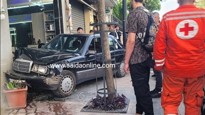 بالفيديو والصور: سيارة تجتاح واجهة صالون للحلاقة في شارع رياض الصلح في صيدا