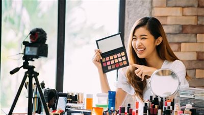 تراجع ثقة الجمهور.. هل بدأ عصر المؤثرين ينتهي؟