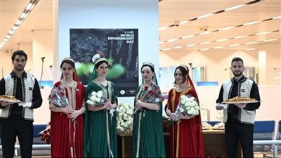 ورود وبقلاوة في المطار… فهل تكفي لاستعادة ثقة الخليج؟