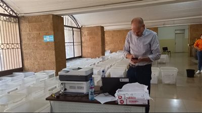 محافظ الجنوب أشرف على عملية تجهيز صناديق الاقتراع للانتخابات تمهيداً لتسليمها فجر الجمعة