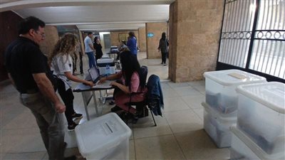 محافظ الجنوب سلم صناديق الاقتراع لرؤساء الاقلام في صيدا وقرى قضائها