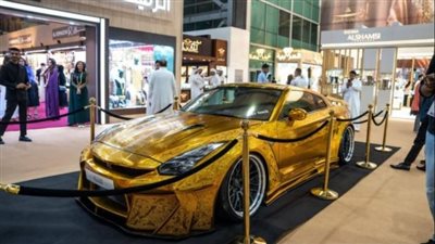 الامارات تكشف عن أول سيارة مطلية بالذهب في العالم