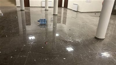 بالصور: هجوم على بلديّة وتحطيم وتخريب