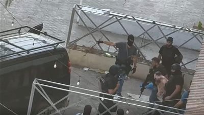 مطوّق بالسلاح والعناصر.. لحظة القبض على 