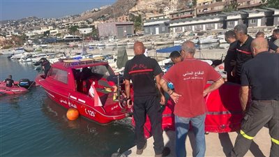 بتوجيه من الحجار... الدفاع المدني يتدخل لاحتواء تلوث بحري في الجيّة! (فيديو)