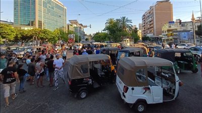 بالفيديو: إعتصام لأصحاب التوك توك في صيدا وقطع الطريق لبعض الوقت إحتجاجاً على القرار الذي يحظّر عليهم نقل الركاب