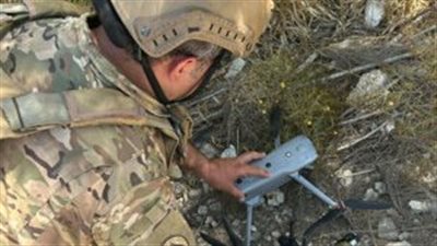 الجيش: مسيرة إسرائيلية تحمل قنبلة يدوية سقطت في أطراف ميس الجبل وقد تم نقلها الى الوحدة المختصة بعد تفجير القنبلة