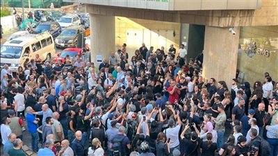 تصفيق ودموع يرافقان نعش زياد الرحباني... ولبنان يغني له للمرة الأخيرة (فيديو)