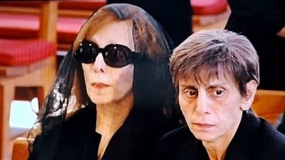 لحظة وصول فيروز لوداع زياد... صمت الأم يحكي وجع الوطن! (فيديو)