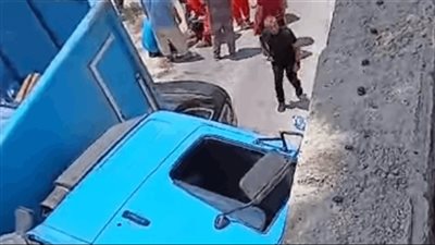 شاحنة تسقط على سيارة في البترون... إصابة شخص وحالة من الذعر