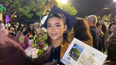 طالبة ثانوية رفيق الحريري نغم مصطفى نجم تتوّج مسيرة تفوقها بإحراز المرتبة الأولى على صعيد لبنان