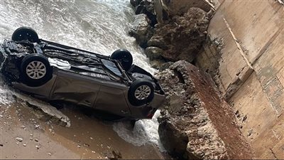 في منطقة لبنانية.. سيارة تسقط على 