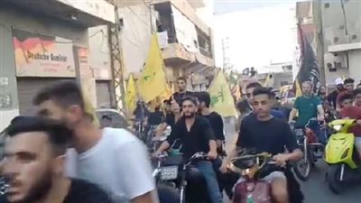 انطلاق مسيرة دراجات نارية تحمل اعلام حركة امل وحزب الله في الهرمل رفضا لقرار الحكومة امس