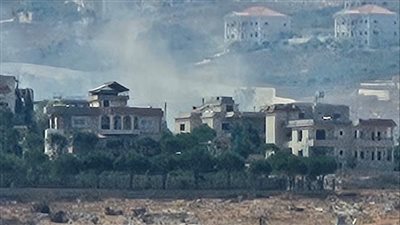 بأربعة صواريخ ... استهداف سيارة بين عيترون وعيناتا(فيديو)