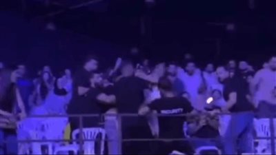 بالفيديو.. إشكال وتضارب خلال حفل تامر حسني في بيروت