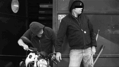 على طريقة الأفلام.. هكذا يسرق الدراجات النارية من أمام أصحابها في لبنان