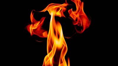 حريق مفاجئ في مبنى وزير لبناني مساءً! (فيديو) 