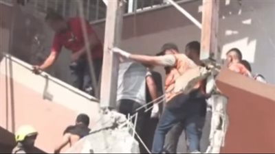 بالفيديو: استشـ هاد صحافيين في قصف إسرائيلي لمجمع ناصر الطبي بغـ زة