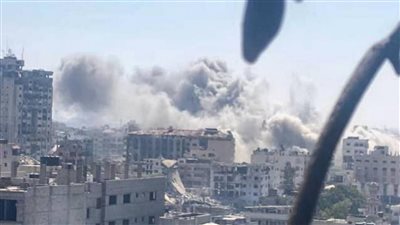 الجيش الإسرائيلي يقصف برجاً سكنياً جديداً في غزة... فيديو يوثق لحظة الانهيار