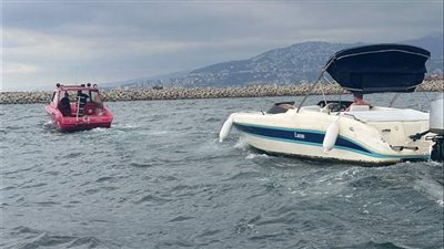 تعطّل زورقه بسبب ارتفاع الأمواج.. الدفاع المدني ينقذ مواطناً