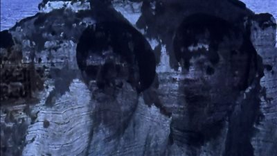 بالفيديو: لحظة إضاءة صخرة الروشة بصورتي نصرالله وصفي الدين