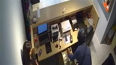 سطو مسلح على محل لتحويل الأموال في الفنار (فيديو)
