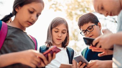 الأطفال والهاتف.. حاجة أم إدمان!