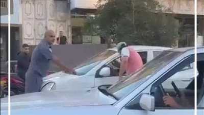 عنصر امني يتصدى لمخالف حاول الفرار (شاهد الفيديو)