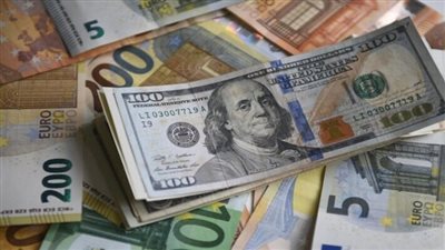 الدولار يتجه لتسجيل أفضل أداء أسبوعي منذ ما يقرب من عام