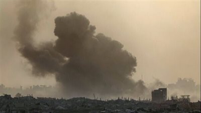 غارة إسرائيلية وقصف مدفعي وإطلاق نار من طائرات مروحية شرقي مدينة غزة