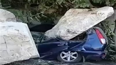 بالفيديو... صخورٌ سقطت من شاحنة على سيارات!