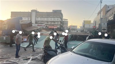 بالصورة: انقلاب شاحنة على طريق المكلس