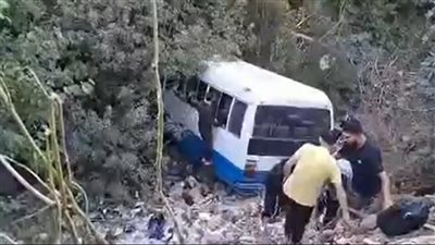 بالفيديو: سقوط حافلة مدرسية في دوحة الحص