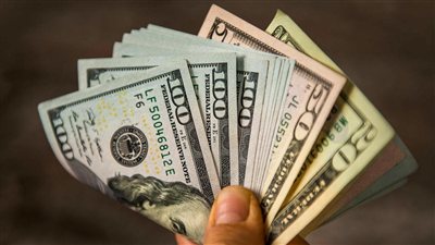 تقرير يشعل المخاوف… لعبة الدولار إلى الواجهة ومصادر مالية تحسم الجدل!